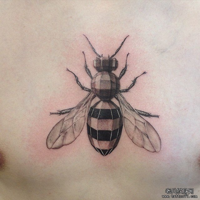 胸部蜜蜂纹身图案