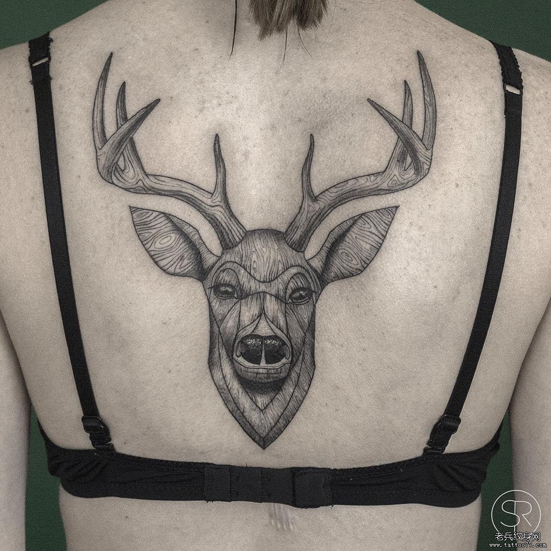后背鹿头纹身图案