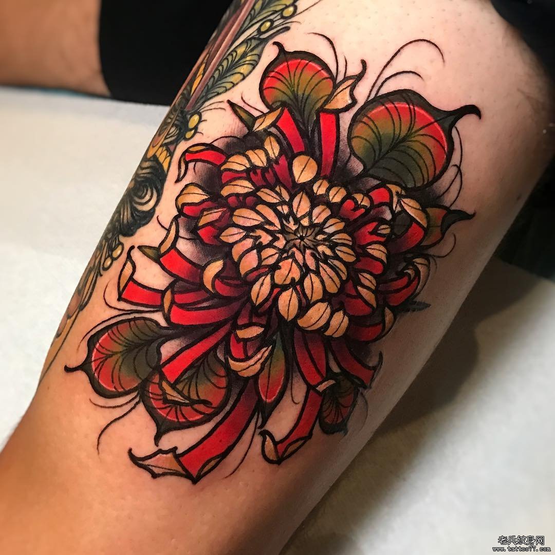 腿部彩色传统花纹身图案
