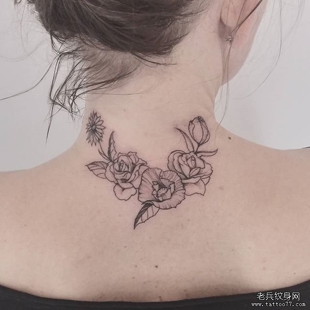 黑灰后背花朵纹身