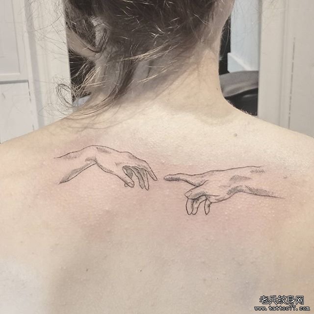 黑灰后背手纹身