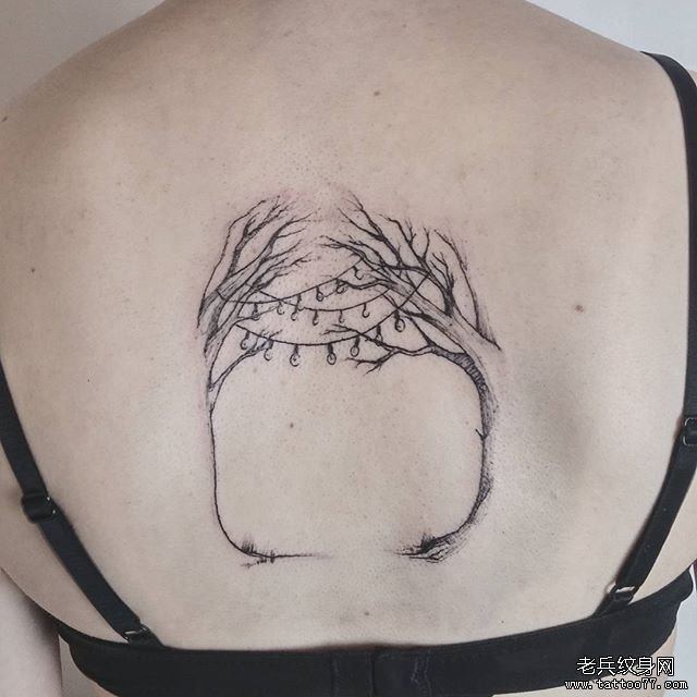 黑灰后背树木纹身