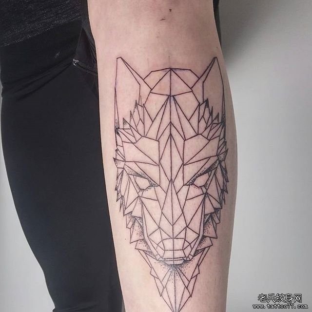线条小臂几何狼纹身