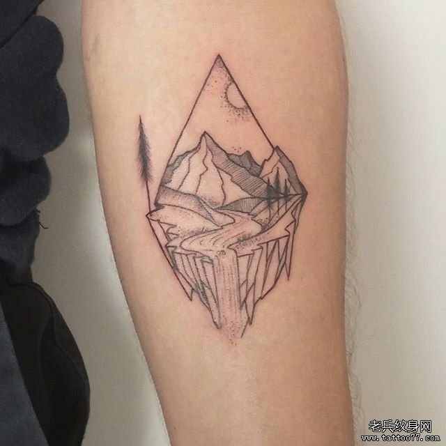 黑灰小臂几何山风景纹身