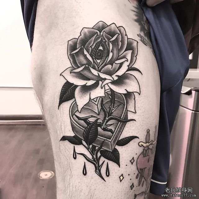 大腿玫瑰纹身图案