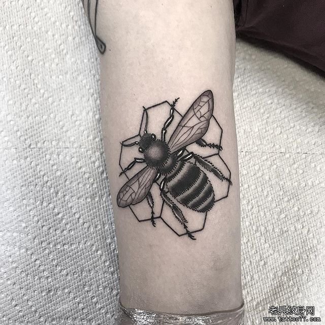 大臂蜜蜂纹身 图案