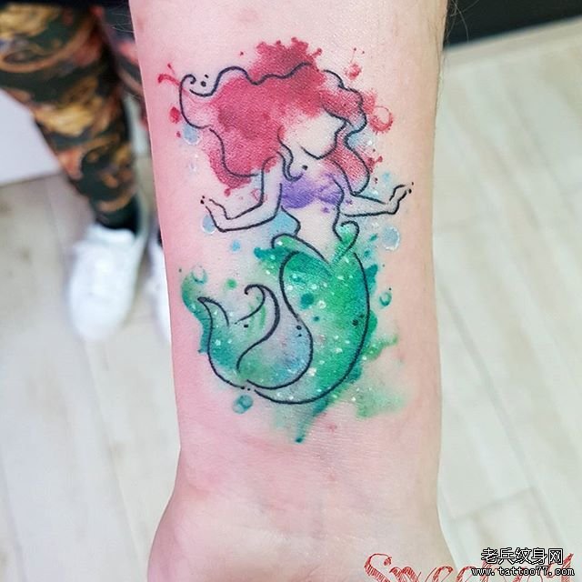 水彩个性美人鱼纹身图案