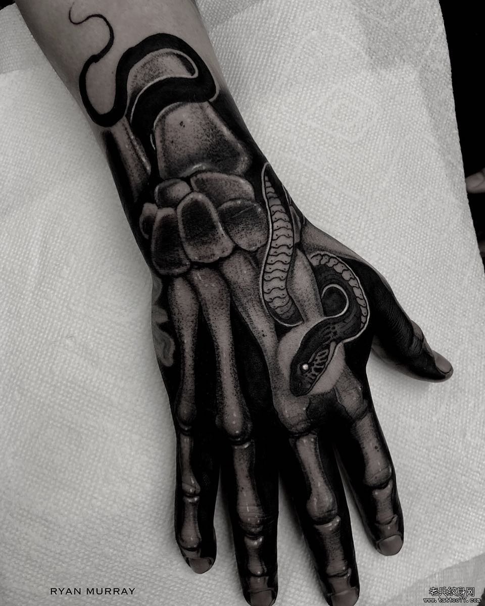 手背骨头蛇纹身图案