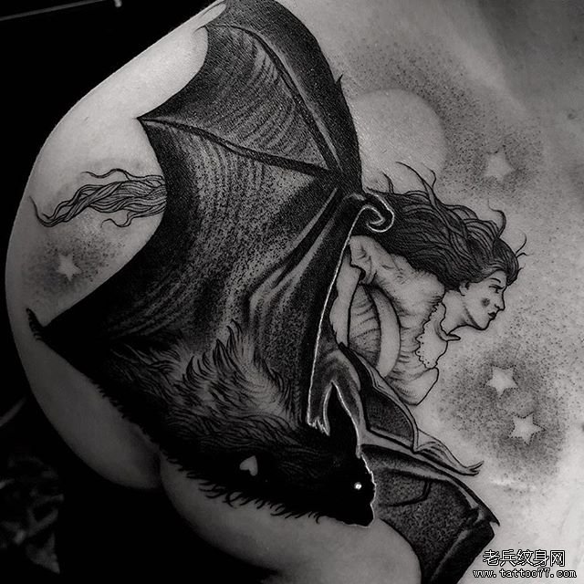 肩部蝙蝠女孩纹身图案