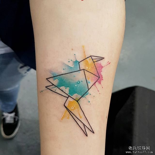 个性水彩千纸鹤纹身