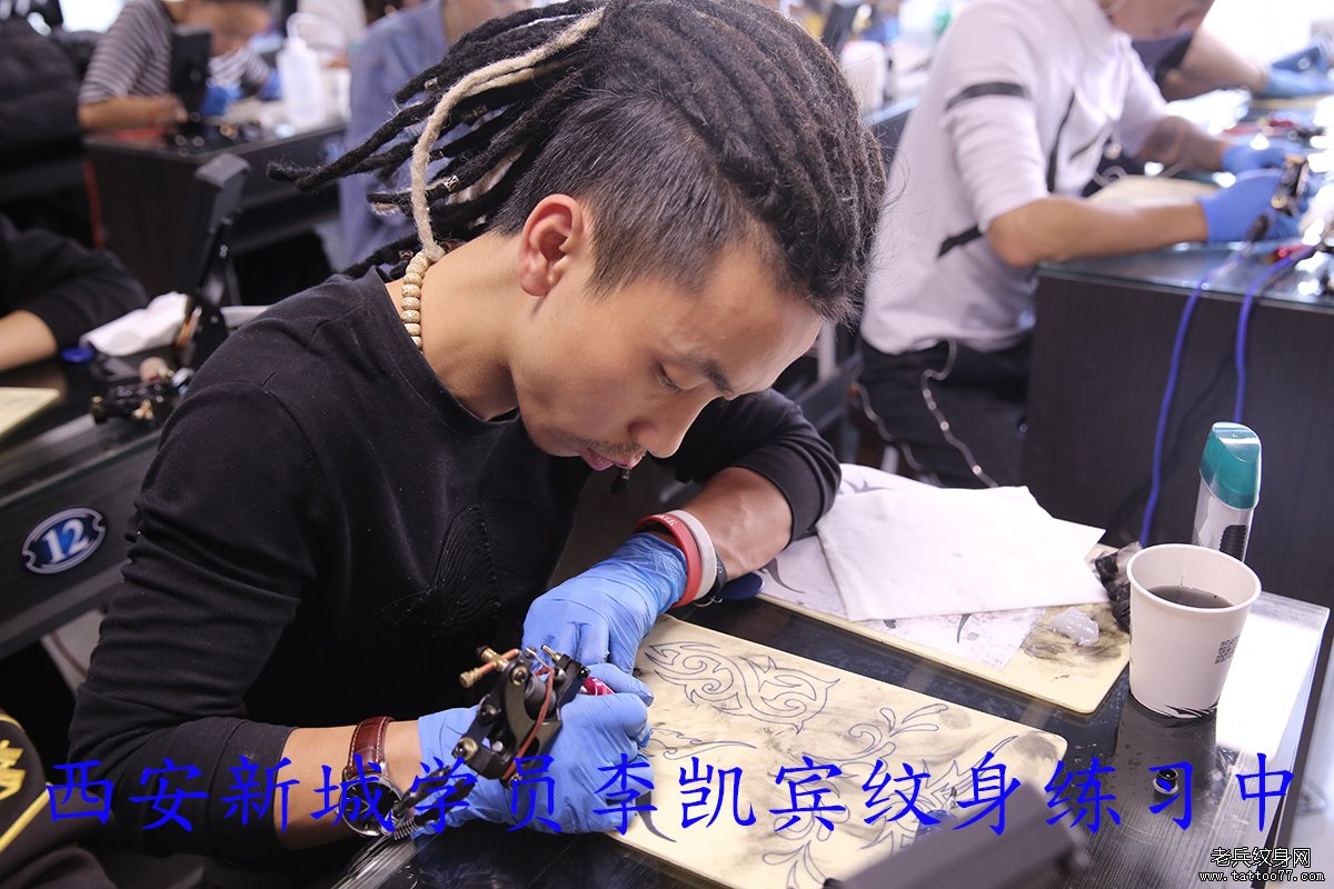 西安新城学员李凯宾纹身练习中