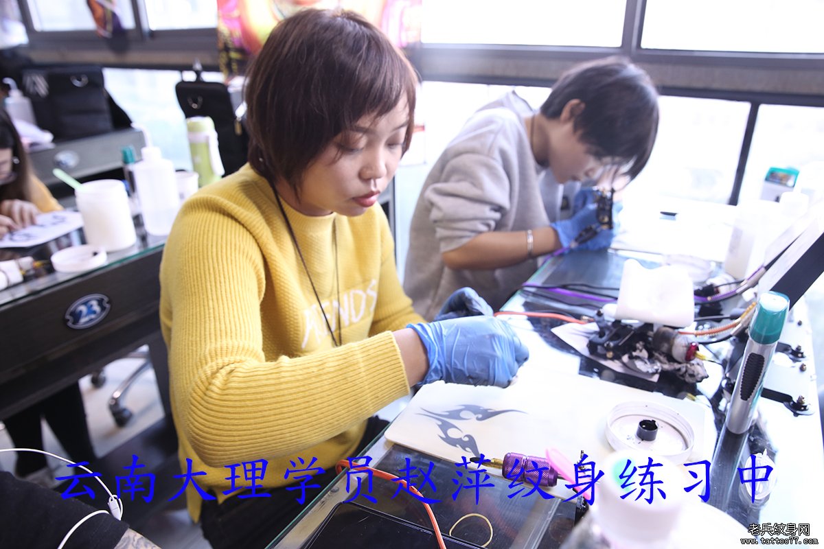 云南大理学员赵萍纹身练习中