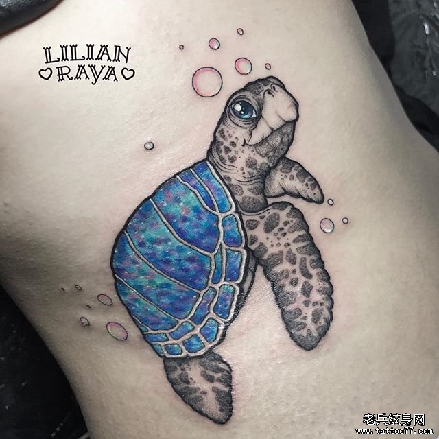 侧腰彩色海龟纹身图案