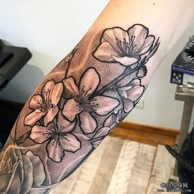 黑灰点刺梅花纹身