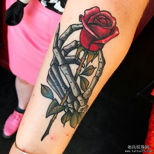 色彩骨架手玫瑰纹身