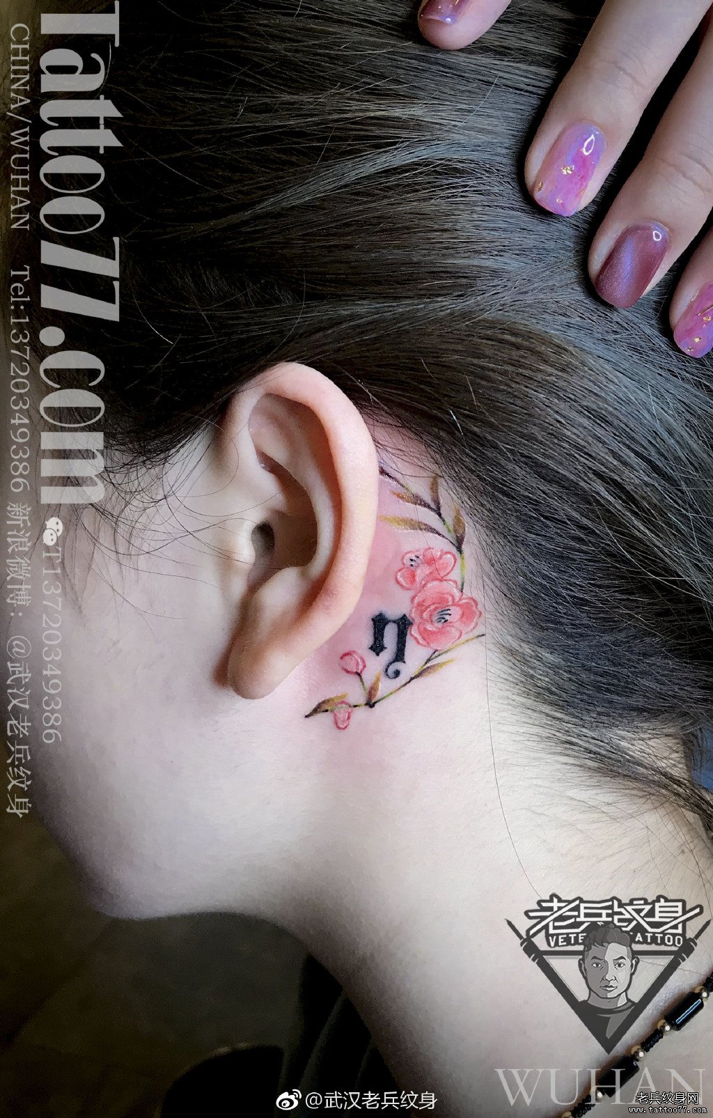 耳后色彩花朵纹身