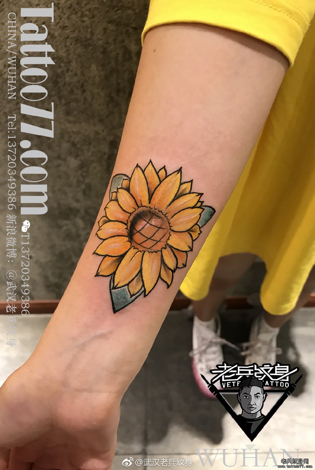 小臂彩色向日葵纹身