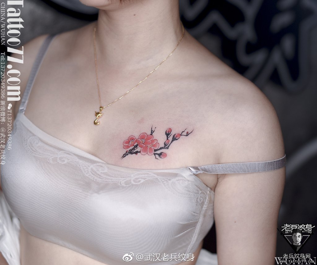 胸口简约花纹身