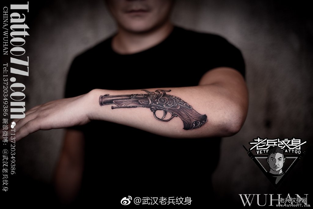 小臂手枪纹身图案
