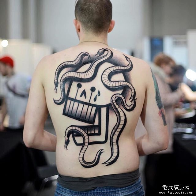 背部骷髅蛇纹身