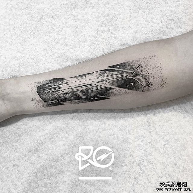 手臂点刺鲸鱼纹身