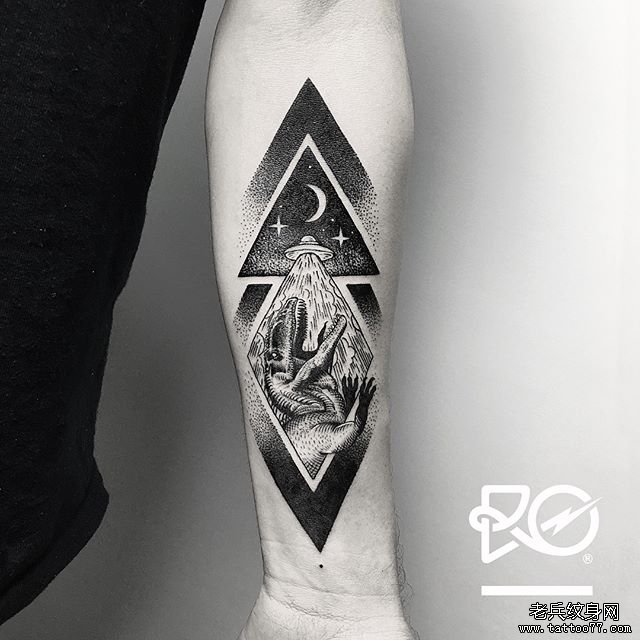 手臂飞碟恐龙tattoo