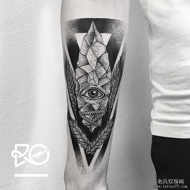 手臂黑灰眼睛麦穗纹身