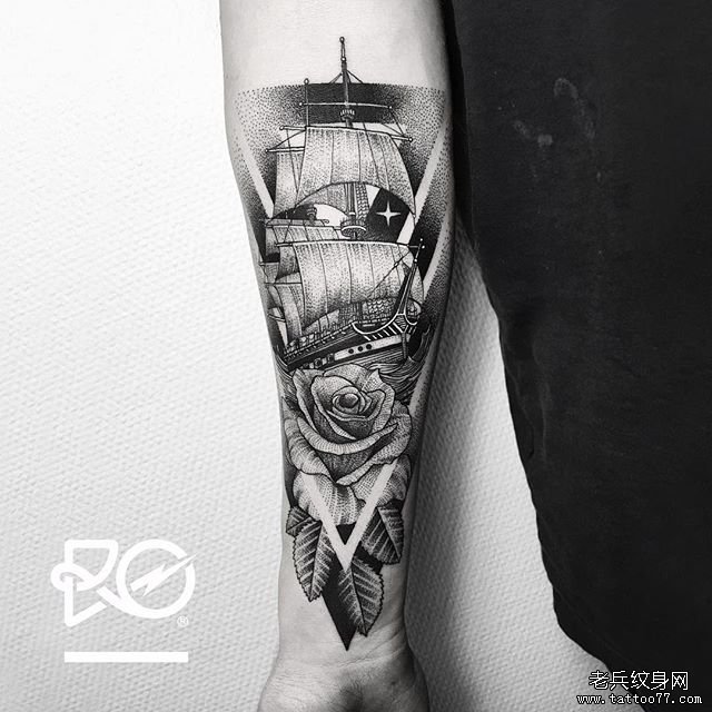 手臂黑灰帆船玫瑰纹身