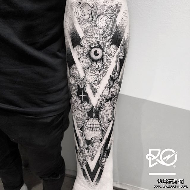 手臂黑灰骷髅云雾纹身