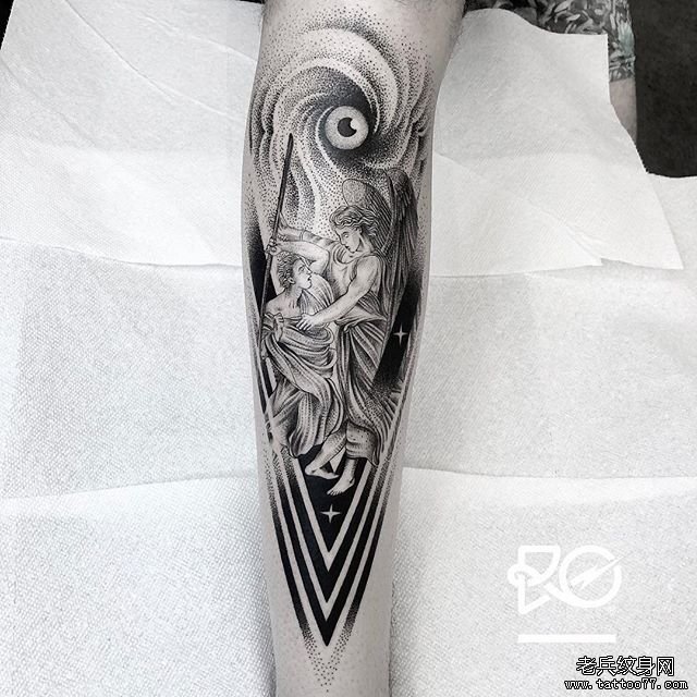 手臂点刺天使眼睛纹身