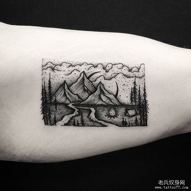 大臂黑灰山水纹身