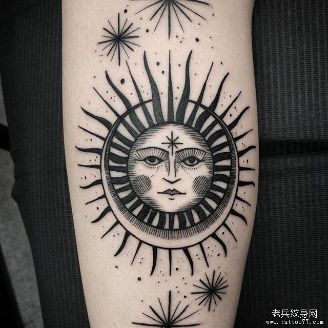 手臂线条月亮太阳纹身