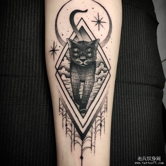 手臂黑灰猫咪月亮纹身
