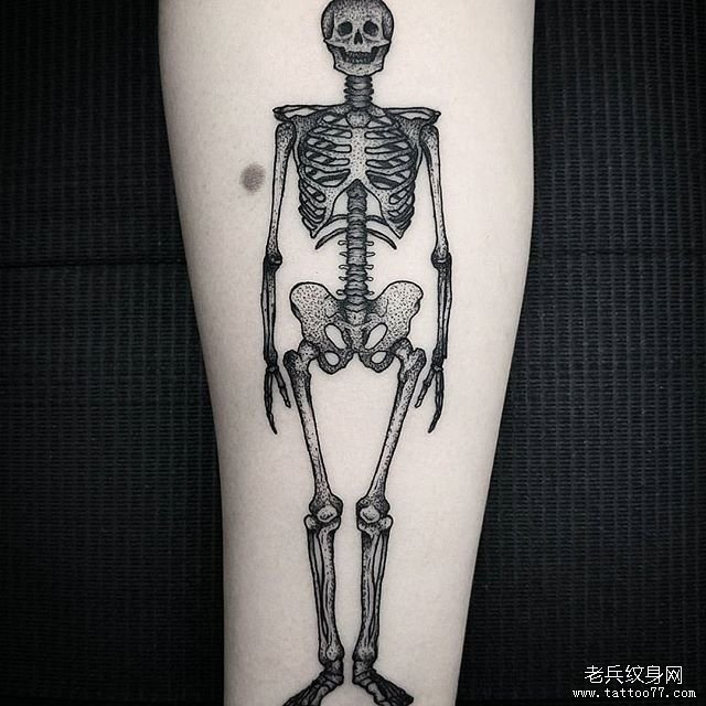 手臂黑灰骨架纹身