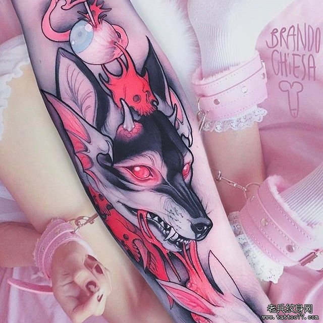 小腿粉色狼头纹身图案