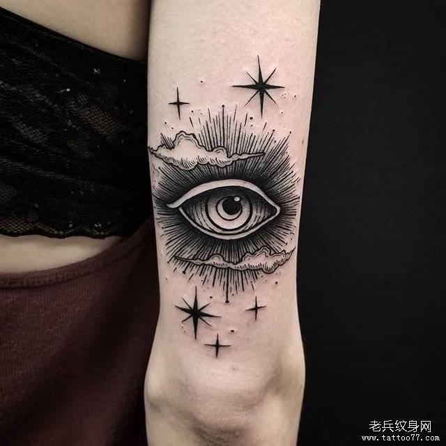 手臂黑灰眼睛纹身