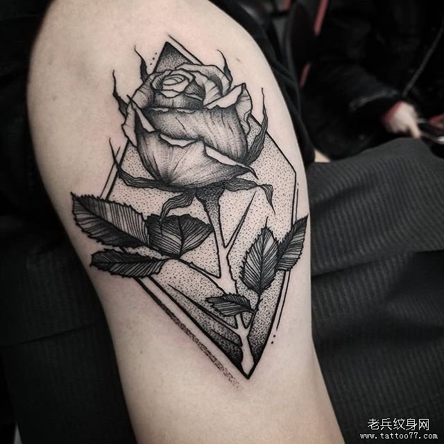 手臂黑灰玫瑰纹身