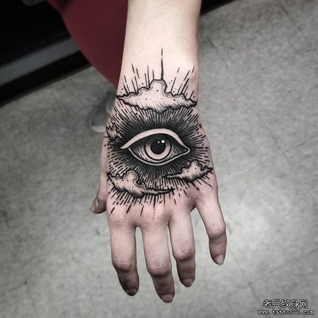 手臂黑灰眼睛纹身