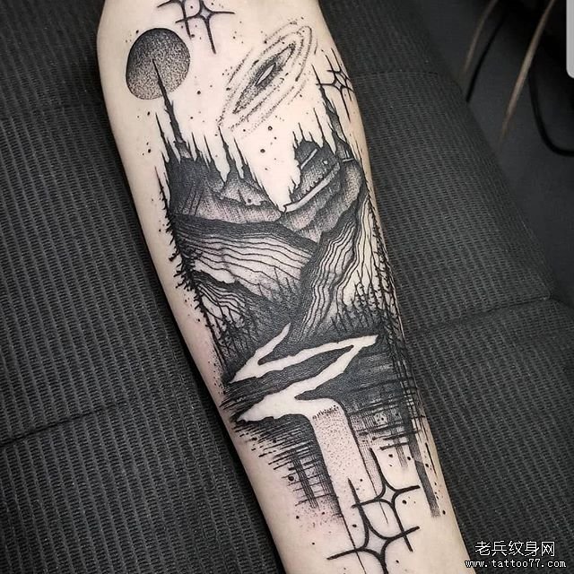 手臂黑灰山峰纹身