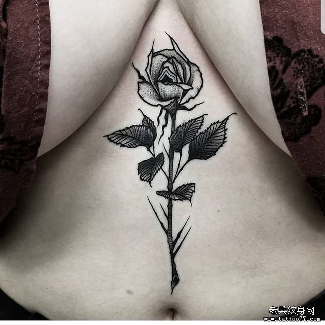 胸下黑灰玫瑰纹身