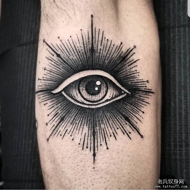 手臂黑灰眼睛纹身