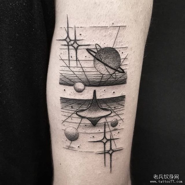 手臂黑灰星球纹身
