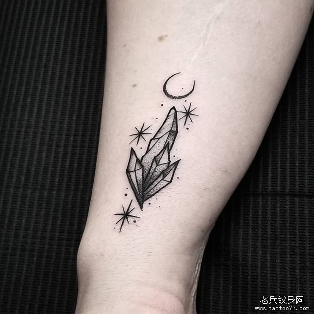手臂黑灰水晶纹身
