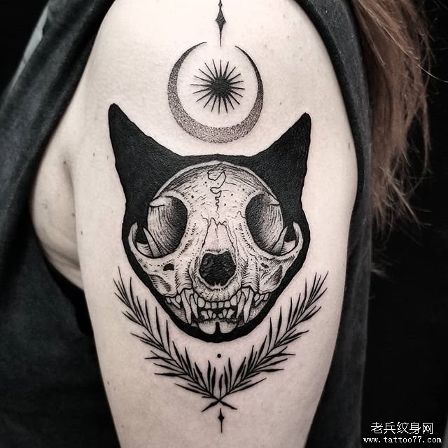 手臂黑灰猫骷髅纹身