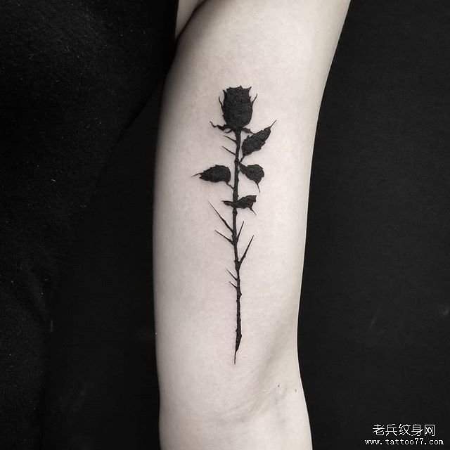 手臂图腾玫瑰纹身