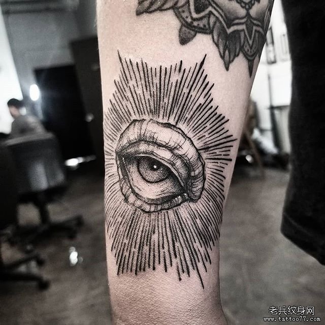 手臂黑灰眼睛纹身
