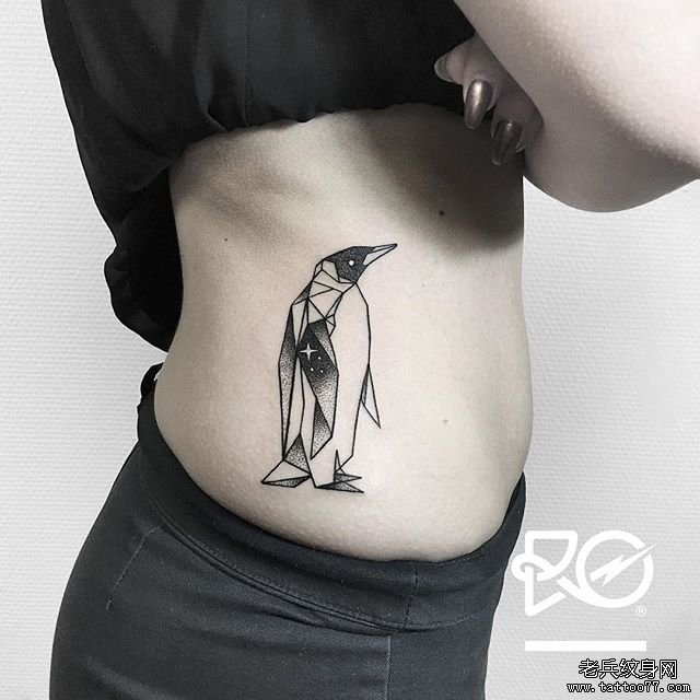 侧腰几何点刺企鹅纹身图案
