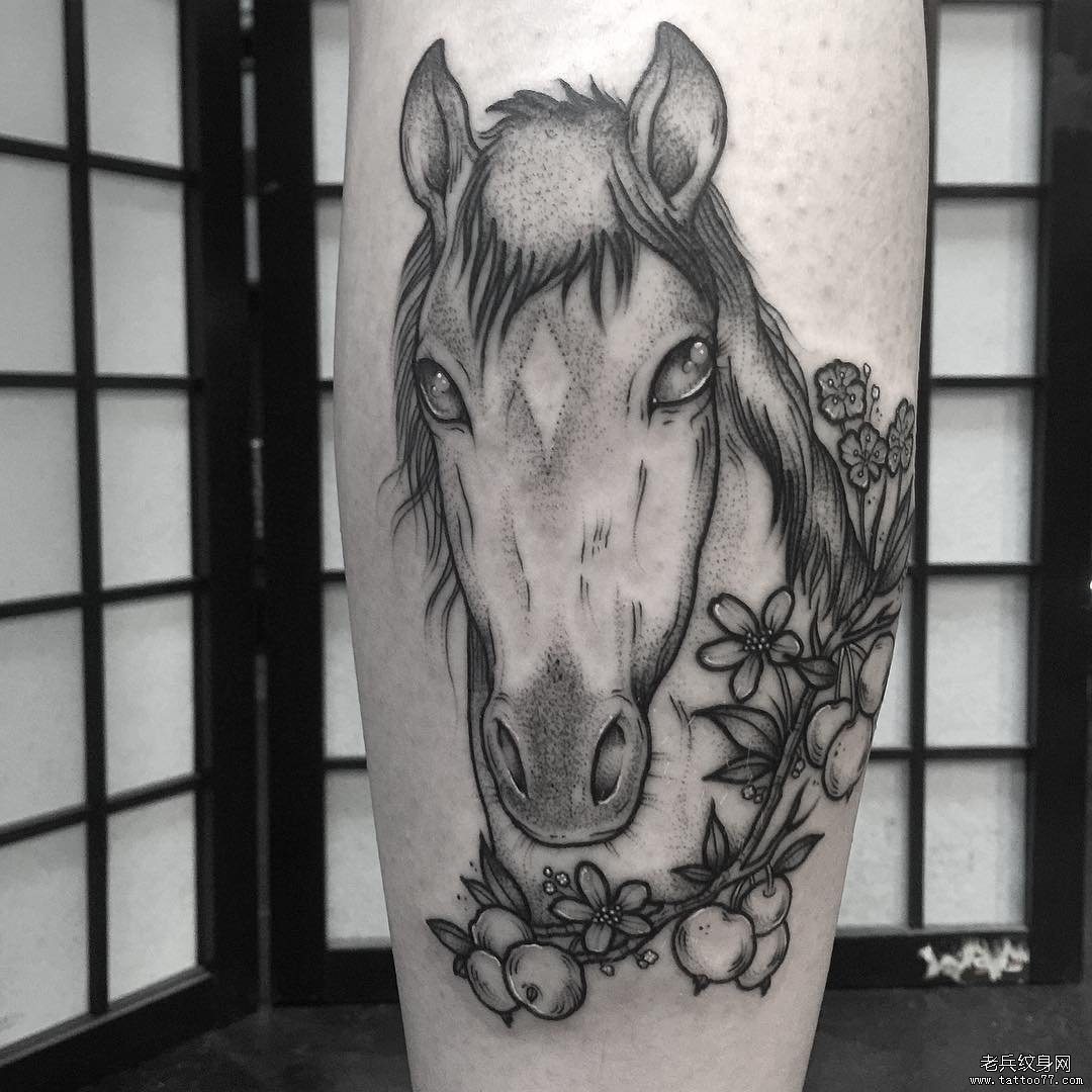 小腿黑灰马纹身