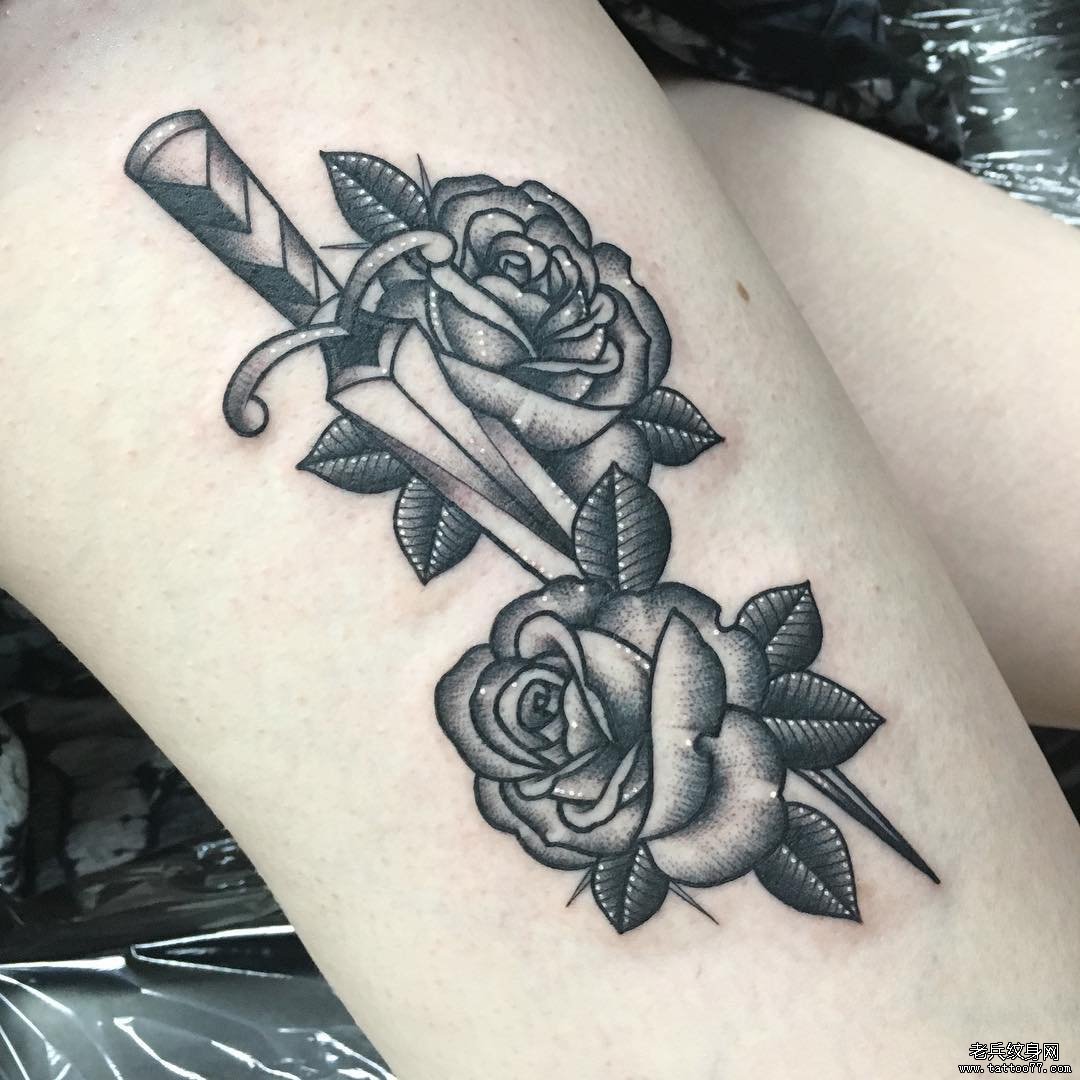 大腿黑灰玫瑰花刀纹身