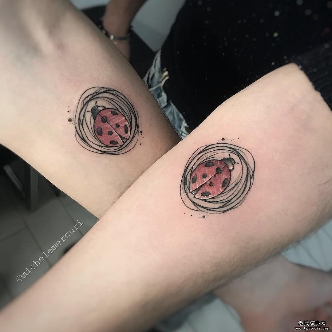 手臂色彩七星瓢虫纹身